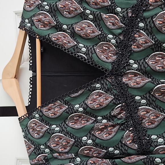 Small mini dress with bell sleeves - Picture 3 of 5